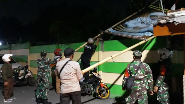 Habib Rizieq Syihab Billboard Removal Activity