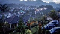Kawasan Puncak menjadi destinasi favorit bagi sebagian warga Ibu Kota. Vila-vila dan hotel yang berjejer mengurasi fungsi utama kawasan ini sebagai daerah resapan air.
