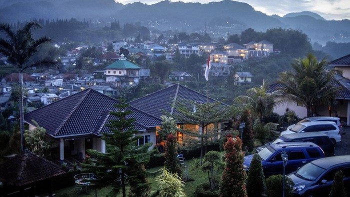 Suasana kawasan Puncak, Cisarua, Kabupaten Bogor, Jawa Barat, Sabtu (21/11/2020). Padatnya kawasan Puncak oleh Villa dan hotel mengurangi fungsi utama kawasan ini sebagai daerah resapan air. ANTARA FOTO/Yulius Satria Wijaya/hp.