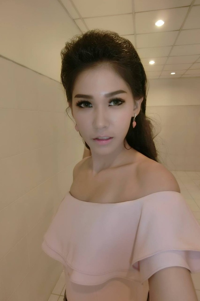 Apa yang aku punya sekarang adalah karena ibuku. Dia dan aku mendapatkan mata pencahariaan dengan melakukan pekerjaan yang jujur, jadi tidak ada alasan kenapa aku harus merasa rendah diri, begitu kata Khanittha Phasaeng yang putus sekolah karena harus membantu ibunya mengumpulkan sampah.Foto: Dok. Facebook, Impressions