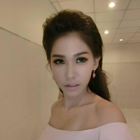 Apa yang aku punya sekarang adalah karena ibuku. Dia dan aku mendapatkan mata pencahariaan dengan melakukan pekerjaan yang jujur, jadi tidak ada alasan kenapa aku harus merasa rendah diri, begitu kata Khanittha Phasaeng yang putus sekolah karena harus membantu ibunya mengumpulkan sampah.Foto: Dok. Facebook, Impressions