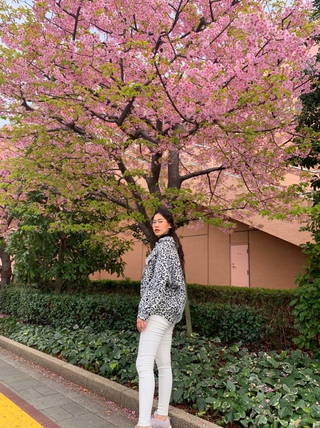 Khanittha Phasaeng berkesempatan liburan ke Jepang. Foto-fotonya saat liburan ke Negeri Sakura pun memenuhi halaman media sosialnya. Foto: Dok. Facebook, Impressions
