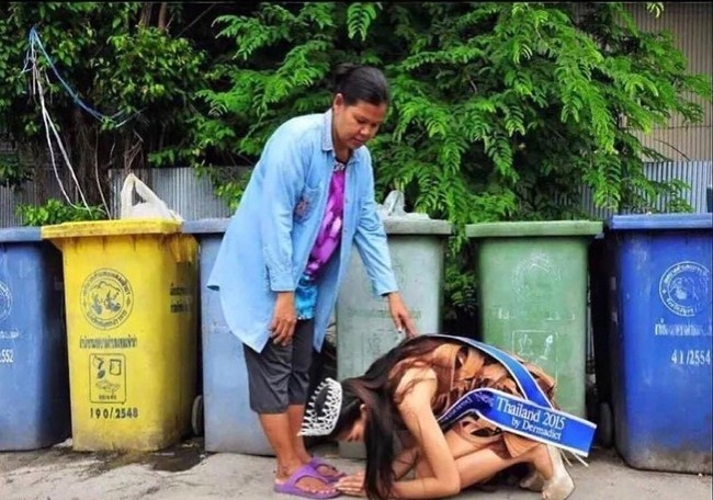 Khanittha Mint Phasaeng demikian dia dikenal merupakan juara kontes kecantikan Miss Uncensored News 2015. Setelah menang, fotonya bersujud di kaki ibunya yang pemulung pun viral. Dalam foto yang viral, Khanittha yang juga dikenal dengan nama Mint tampak memakai mahkota dan selempang kemenangannya saat sujud di kaki ibunya. Keduanya melakukan hal itu di depan deretan tempat sampah. Foto: Dok. Facebook, Impressions