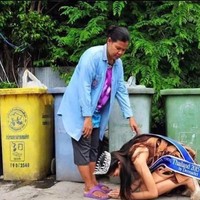 Khanittha Mint Phasaeng demikian dia dikenal merupakan juara kontes kecantikan Miss Uncensored News 2015. Setelah menang, fotonya bersujud di kaki ibunya yang pemulung pun viral. Dalam foto yang viral, Khanittha yang juga dikenal dengan nama Mint tampak memakai mahkota dan selempang kemenangannya saat sujud di kaki ibunya. Keduanya melakukan hal itu di depan deretan tempat sampah. Foto: Dok. Facebook, Impressions