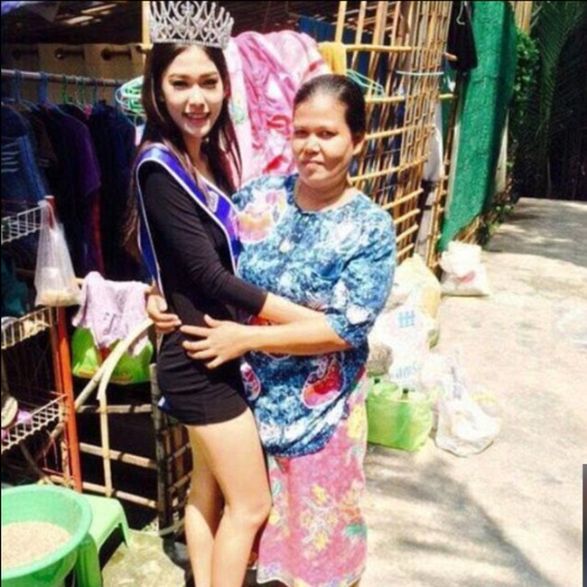 Saat kebohongannya itu terungkap, Khanittha Phasaeng memohon agar pihak panitia tidak membatalkan kemenangannya dan mengambil hadiah uang tunai yang didapatkannya. Sebab katanya, uang hadiah tersebut sudah diberikannya pada keluarga untuk membantu perekonomian mereka. Foto: Dok. Facebook, Impressions