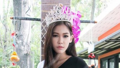 8 Foto Ratu Kecantikan yang Dulu Viral karena Sujud di Kaki Ibu Pemulung