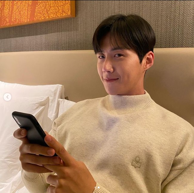 Kim Seon Ho pun kini dijuluki sebagai Prince Dimple oleh para pencinta drama Korea. Ada pula yang menyebutnya sebagai Mr. Dimple. Foto: Instagram/@seonho__kim