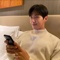 Kim Seon Ho pun kini dijuluki sebagai Prince Dimple oleh para pencinta drama Korea. Ada pula yang menyebutnya sebagai Mr. Dimple. Foto: Instagram/@seonho__kim