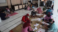 Jelang Pilkada serentak 9 Desember mendatang, KPUD Kabupaten Bantul mengerahkan 80 petugas pelipat surat suara.