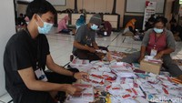 Proses pelipatan surat suara dilaksanakan dengan standar protokol kesehatan untuk mencegah persebaran dan penularan COVID-19.
