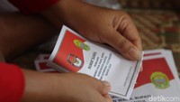Proses pelipatan dilakukan dengan sangat teliti.