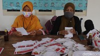 Para pekerja wajib mengenakan masker saat beraktivitas.