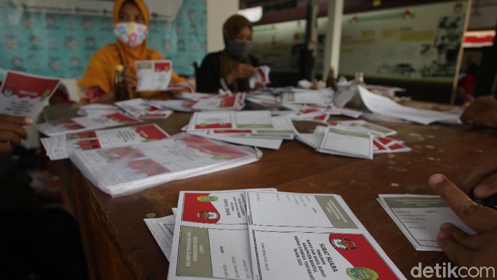 KPUD Bantul Kerahkan 80 Pekerja untuk Lipat Surat Suara Proses pelipatan suarat suara Pilkada 2020 di KPUD Bantul, Yogyakarta dimulai. Sebanyak 80 pekerja diturunkan untuk menyelesaikan pelipatan.