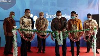 Intibios Lab adalah buah kolaborasi sejumlah pengusaha, dokter, dan tenaga ahli laboratorium setelah melihat Indonesia masih mengalami keterbatasan jumlah laboratorium untuk memenuhi rasio pengujian COVID-19 sesuai rekomendasi Badan Kesehatan Dunia (WHO). Kolaborasi ini digagas Enggartiasto Lukita, pengusaha senior dan mantan Menteri Perdagangan RI 2016-2019 bersama beberapa pengusaha dan dokter. Foto: dok. Intibios