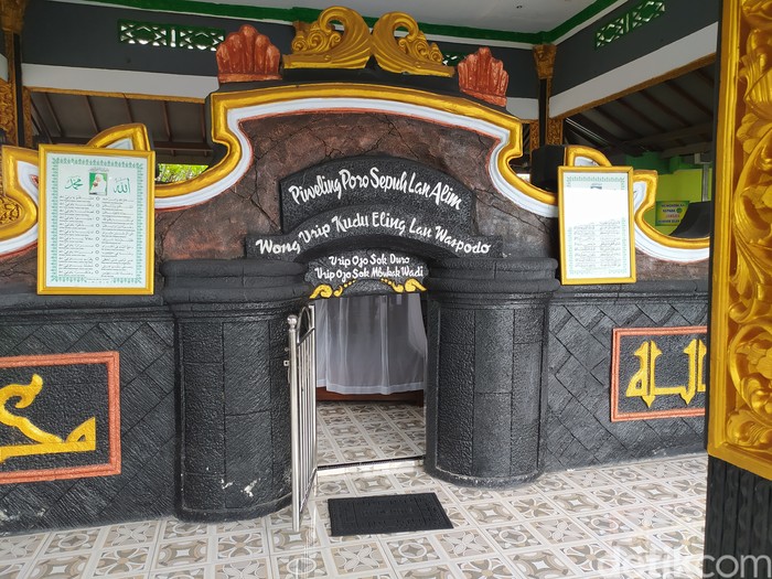 Makam Mbah Jaelani di Desa Kajeksan, Kecamatan Tulangan, Sidoarjo tak pernah sepi peziarah. Bahkan pada waktu-waktu tertentu, yang datang ribuan orang dari berbagai kota.