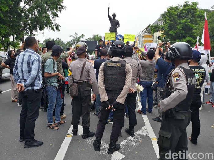 Massa aksi tolak Habib Rizieq di Solo dibubarkan polisi, Sabtu (21/11/2020).