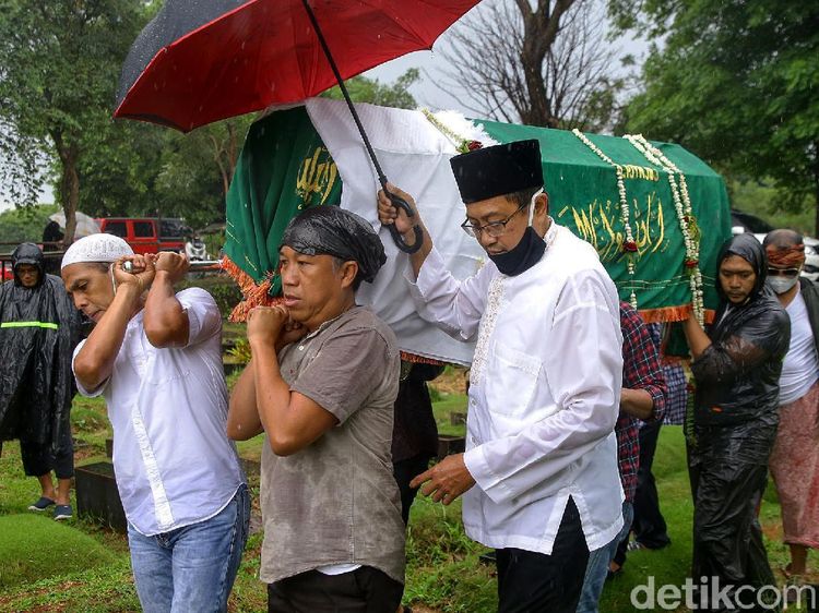 Mengantar Sang Legenda Ricky Yacobi ke Pusara Terakhir
