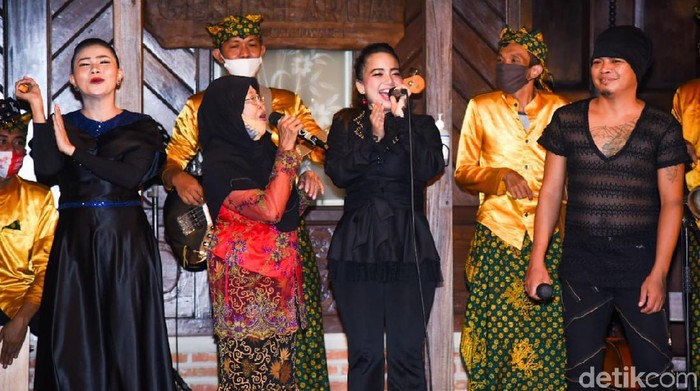 Pembatasan aktivitas di tengah pandemi COVID-19 tak membuat musisi lokal Banyuwangi berpangku tangan. Mereka ngamen secara online, menghibur masyarakat dengan lagu-lagu khas Banyuwangi.