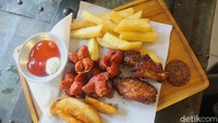 Selain itu juga tersedia camilan platter seperti ini yang berisi kentang goreng, sosis, dan chicken wings. Cocok dimakan bersama teman-teman. Foto: detikFood/Riska Fitria