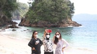 Banyak wisatawan yang dibuat jatuh hati dengan pantai ini. Penampakannya begitu menggoda untuk diabadikan dengan kamera. Pantai Teluk Ijo ini berjarak 90 kilometer dari Kota Banyuwangi, bisa ditempuh dengan kendaraan roda dua atau empat. (Deny Prastyo Utomo/detikTravel)