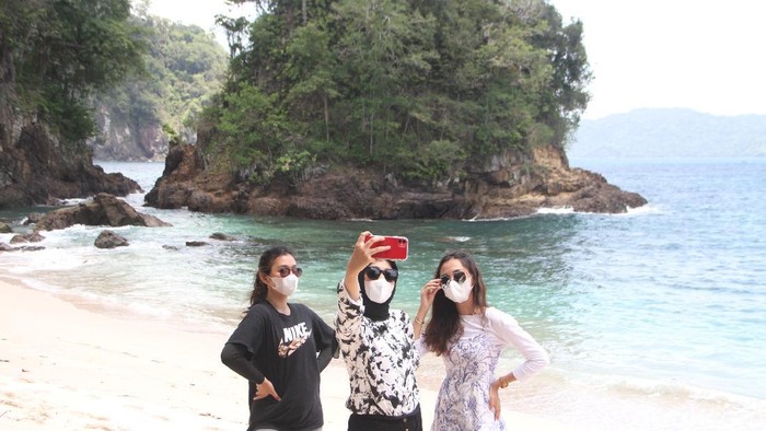Pantai Teluk Ijo di Banyuwangi