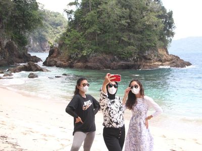 Foto Pantai Teluk Ijo Banyuwangi, Si Cantik yang Memikat Hati