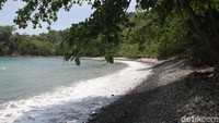 Sebelum sampai lokasi ada satu gazebo untuk istirahat yakni di Pantai Batu. Di sana pengunjung bisa melepas lelah dan menikmati deburan ombak menghantam bebatuan dengan suara yang khas. Selanjutnya, pengunjung juga akan melewati dua sungai kecil sebelum mencapai Pantai Teluk Ijo nan indah. (Deny Prastyo Utomo/detikTravel)
