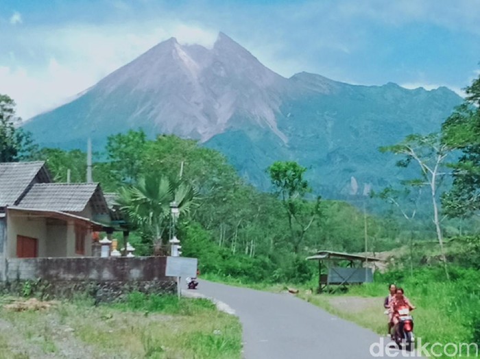Pemandangan Gunung Merapi dari Desa Balerante Kecamatan Kemalang, Klaten, November 2020.