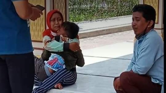 Satu keluarga di Malang yang terekam CCTV mencuri kotak amal kini sudah tertangkap. Mereka tengah diperiksa polisi.