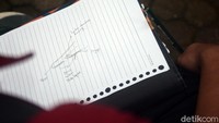 Salah satu pengamat menggambar sketsa bentuk burung yang diamati selama kegiatan berlangsung sebagai bagian dari proses pendataan.