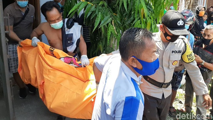 Warga Kota Probolinggo, W (60), 3 bulan tak terlihat menyiram bunga. Hari ini mayatnya ditemukan dalam posisi duduk dengan kondisi tinggal kerangka.