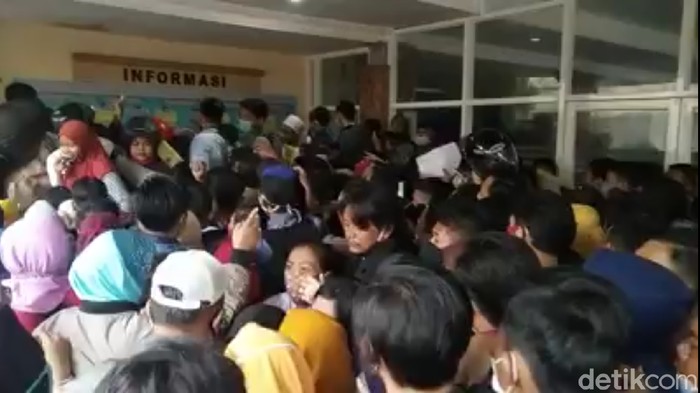 Ratusan pengurus e-KTP terlibat kericuhan saat berebut nomor antrean di kantor Dispendukcapil Kabupaten Mojokerto. Membludaknya pengurus KTP elektronik kali ini karena surat pemberitahuan dari KPU terkait Pilbup 2020.