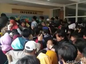 Pengurusan KTP di Mojokerto Ricuh, Gerbang Roboh dan Ada yang Pingsan