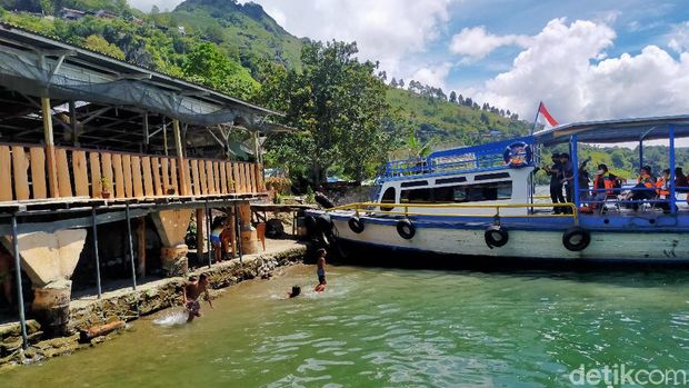 Perjalanan menuju Parapat via kapal motor