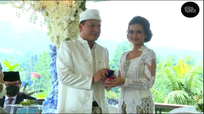 mantan Rianti Cartwright itu tang mengenakan beskap warna senada.  Foto: Istimewa