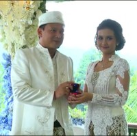 mantan Rianti Cartwright itu tang mengenakan beskap warna senada.  Foto: Istimewa