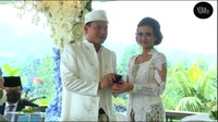 Mereka tampak serasi mengenakan baju pengantin dengan nuansa warna putih.  Foto: Istimewa