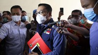 Kedatangan Habib Rizieq Shihab (HRS) ke Megamendung, Kabupaten Bogor, beberapa waktu lalu, menyeret sejumlah pejabat di Jabar ke hadapan polisi. Mulai dari Gubernur Jawa Barat Ridwan Kamil. Emil, sapaan Ridwan, tiba di Bareskrim Polri, Jalan Trunojoyo, Jakarta Selatan, pukul 09.40 WIB, Jumat (20/11/2020). Emil menegaskan bertanggungjawab atas kerumunan di acara yang dihadiri Habib Rizieq. Selain itu, ia pun menyampaikan permohonan maaf. Agung Pambudhy/detikcom