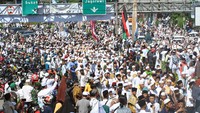 Ribuan jamaah menyambut kedatangan Imam Besar Habib Rizieq Shihab di jalur Puncak, Simpang Gadog, Ciawi, Kabupaten Bogor, Jawa Barat, Jumat (13/11/2020). Kedatangan Imam Besar Habib Rizieq Shihab ke Pondok Pesantren (Ponpes) Alam Agrokultural Markaz Syariah DPP FPI, Megamendung, Kabupaten Bogor untuk melaksanakan salat Jumat berjamaah sekaligus peletakan batu pertama pembangunan masjid di Ponpes tersebut. ANTARA FOTO/Arif Firmansyah.