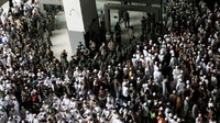 Ribuan orang simpatisan memadati Bandara Soekarno-Hatta, Terminal 3 dalam rangka menjemput Imam Besar Front Pembela Islam (FPI) Rizieq Shihab. Andry Novelino/cnnindonesia.com