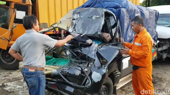 Pikap Seruduk Mobil di Tol Cipularang