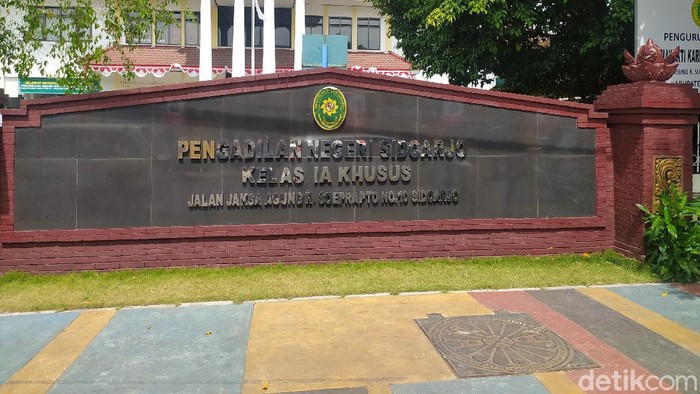 Keluarga salah seorang pegawai honorer di Pengadilan Negeri (PN) Sidoarjo meninggal dengan status positif COVID-19. PN tersebut akan tutup tiga hari.