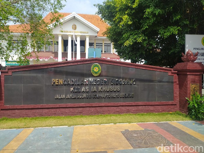 Keluarga salah seorang pegawai honorer di Pengadilan Negeri (PN) Sidoarjo meninggal dengan status positif COVID-19. PN tersebut akan tutup tiga hari.