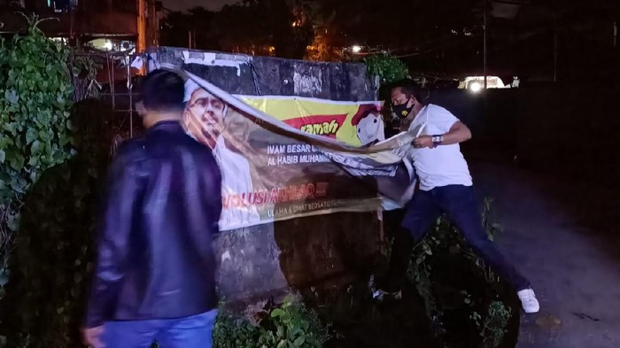 Polisi dan Satpol PP menurunkan spanduk Habib Rizieq di Palembang