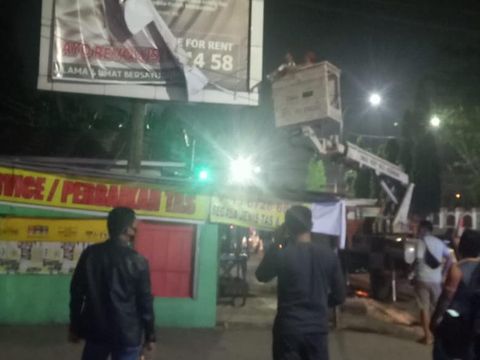 Polisi dan Satpol PP menurunkan spanduk Habib Rizieq di Palembang