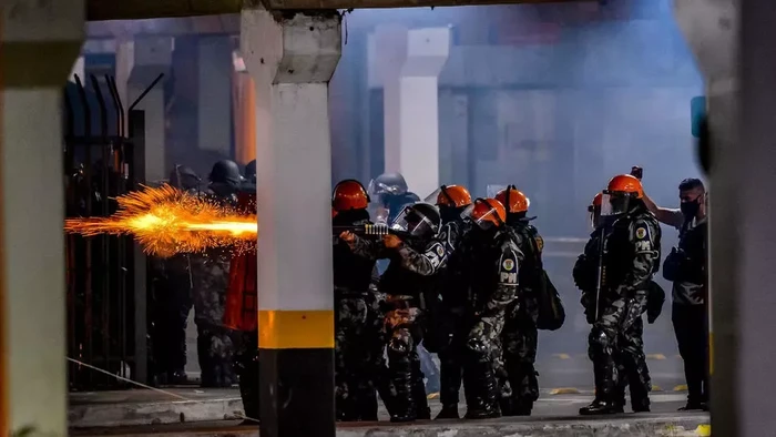Polisi memukul mundur demonstran di Brasil (AFP Photo)