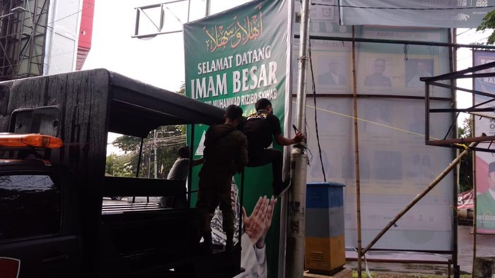 Satpol PP Makassar Copot Baliho Habib Rizieq