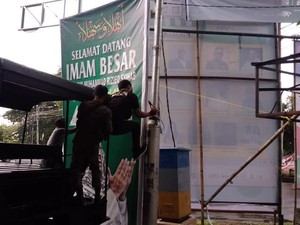 Tak Perlu Ribut, Satpol PP Makassar-FPI Kompak Turunkan Baliho Habib Rizieq