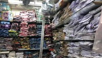 Selama pandemi Corona, ia mengaku omzetnya tergerus hingga 90%. Ia pun tak yakin di bulan Januari pembeli seragam mulai ramai apabila penyebaran COVID-19 belum bisa diselesaikan. Ya kalau sekolah mulai Januari, harapannya akhir tahun ini sudah ramai lagi. Tapi kalau Januari masih ada Corona, mungkin masih sepi juga, ucap Ayin ketika ditemui detikcom, Sabtu (21/11/2020).