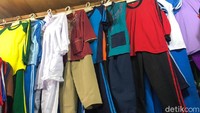Padahal menurut Adi, biasanya memasuki tahun ajaran baru, tokonya akan ramai diserbu masyarakat. Bahkan, omzetnya bisa naik hingga 5 kali lipat di periode memasuki tahun ajaran baru sebelum Corona. 